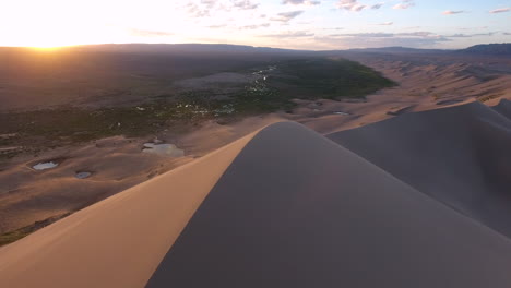 Erstaunlicher-Sonnenaufgang-über-Der-Riesigen-Sanddünenoase-Gobi-In-Der-Mongolei